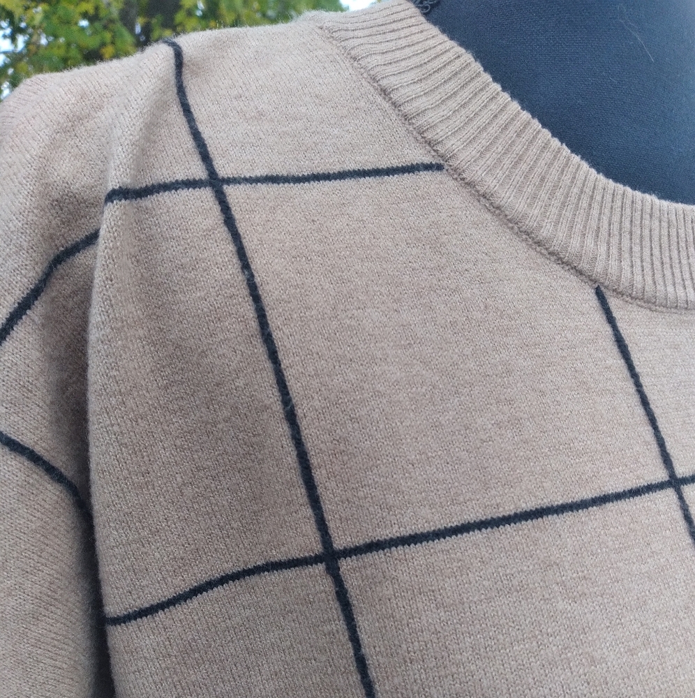 ππ Tahari Camel & Black Sweater Size Large π - Picture 2 of 16